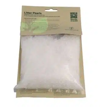 Kissanhiekkahelmet, pipetillä ja koeputkella